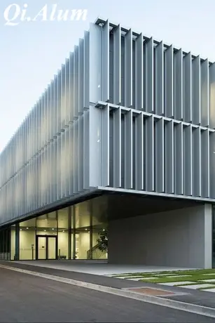 Stores en aluminium : une solution pratique et élégante pour les fenêtres