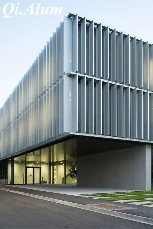 Stores en aluminium : une solution pratique et élégante pour les fenêtres — Foshan Qi Aluminum Decorative Materials Co. Ltd