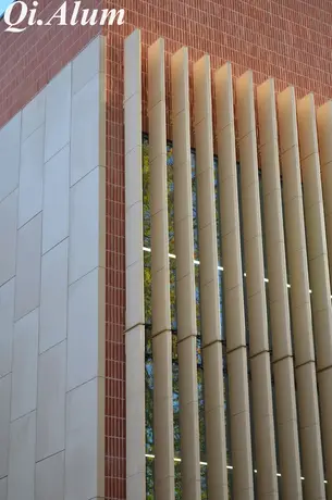 Révolutionnez votre bâtiment avec des systèmes de brise-soleil alu