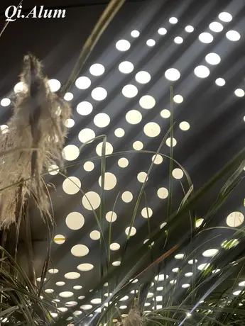 Éclairez votre vision avec des panneaux aluminium percés intégrant des LED