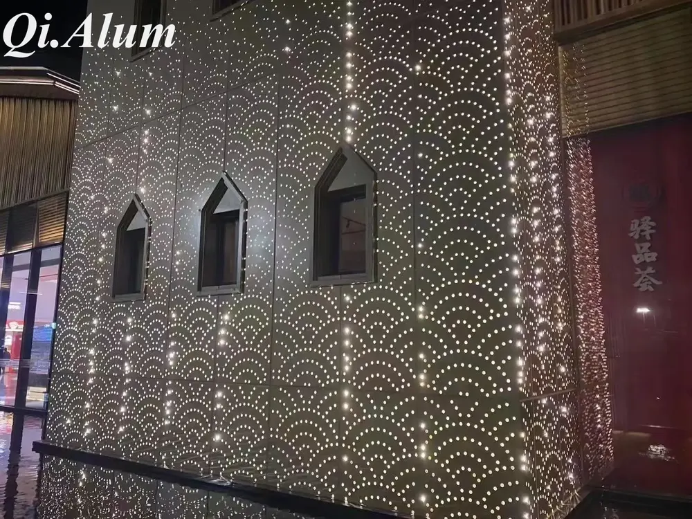 Panneaux en aluminium perforés avec éclairage LED intégré – Où la fonction rencontre un design futuriste — Foshan Qi Aluminum Decorative Materials Co. Ltd
