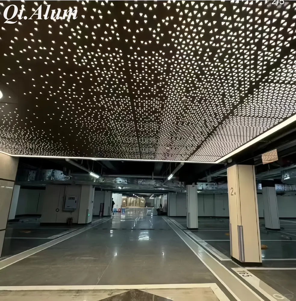 Bande lumineuse perforée en aluminium — Foshan Qi Aluminum Decorative Materials Co. Ltd