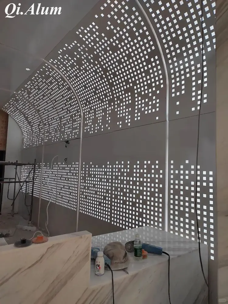 Panneaux en aluminium perforé avec éclairage intégré : où l'architecture rencontre l'art lumineux — Foshan Qi Aluminum Decorative Materials Co. Ltd