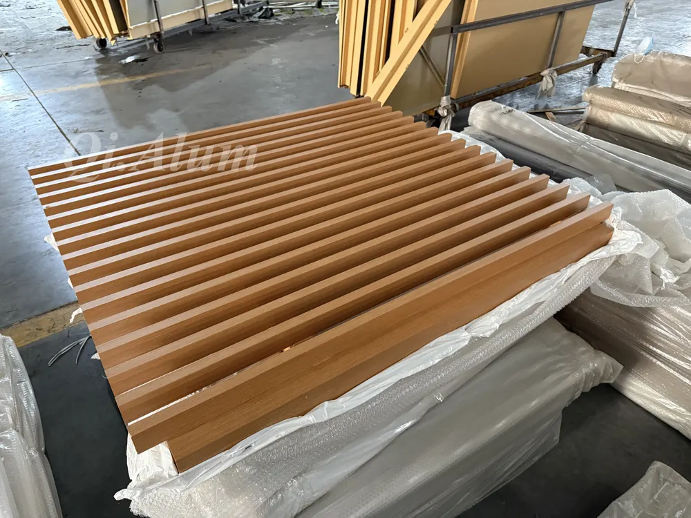 Clôture en aluminium-bois — Foshan Qi Aluminum Decorative Materials Co. Ltd